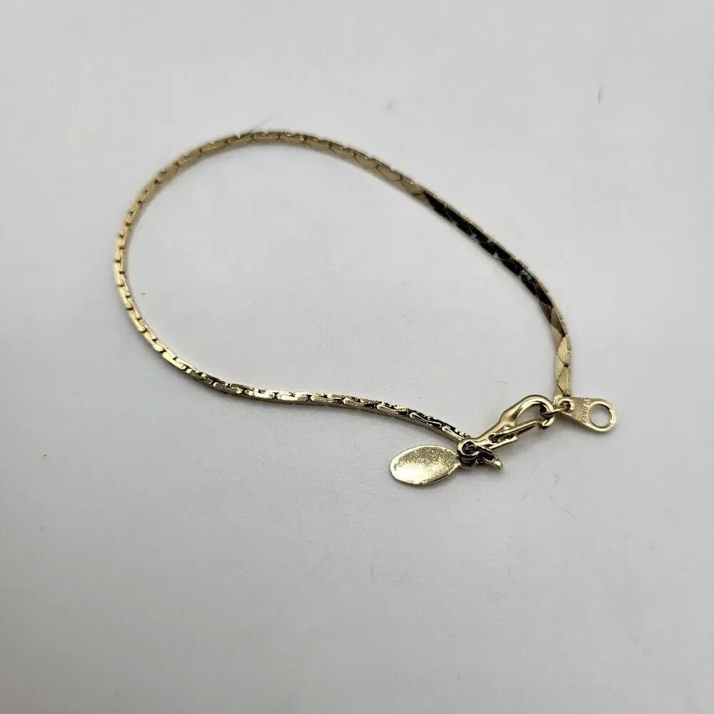 Delicate Goldtone American Showcase Bracelet 7.75in